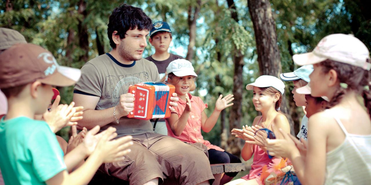 Directive Travel : la spécificité éducative des ACM organisés par les associations reconnue