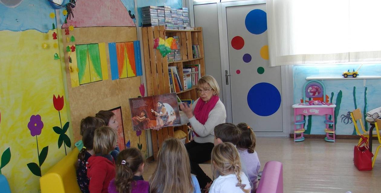 Le lundi, les histoires sont lues par Doris à Sainte-Honorine-du-Fay
