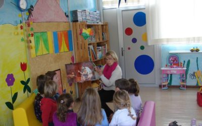 Le lundi, les histoires sont lues par Doris à Sainte-Honorine-du-Fay