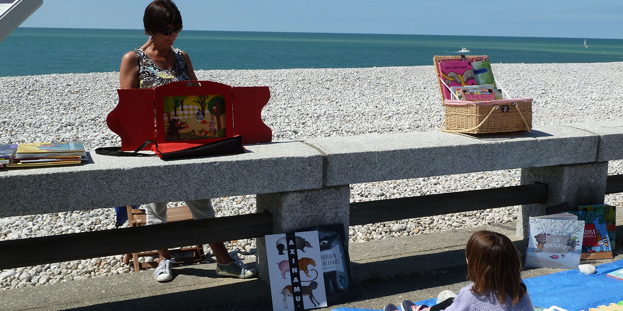 Lire à la plage à Fécamp